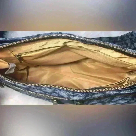 Travelon anti-theft crossbody bag with flashlight and small pouch 🔥🔥🔥🔥NWOT - Picture 3 of 3